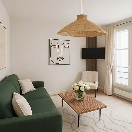 Eiffel Tower Apartment *